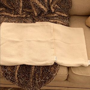 Set of 2 textured cream pillow covers 🤍🤍 18”x18”